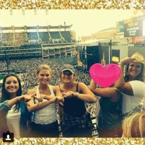 Cassidy Polen and an SRC with some Chi Omega sisters at the Jason Aldean concert!